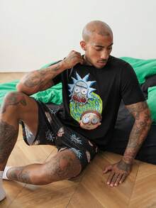 Rick and Morty X SHEIN Conjunto de Roupa de Descanso Masculino com Camiseta de Manga Curta Gola Redonda Estampa de Anime Cartoon e Shorts com Bolso - Preto - Visão 1
