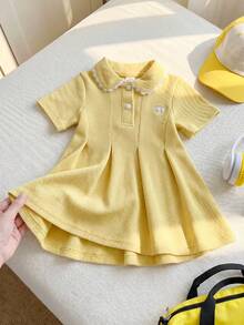 SHEIN Playful Pals 1件女嬰彼得潘領珍珠鈕扣前開短袖洋裝，淺黃色純色華夫格紋軟面料，駱駝刺繡可愛休閒百搭簡約清新時尚POLO領洋裝裙，適合夏季日常出遊、購物、週末公園、遊樂園、旅行、度假、拍照及各種室內/室外場合 - 黃色 - 查看 10