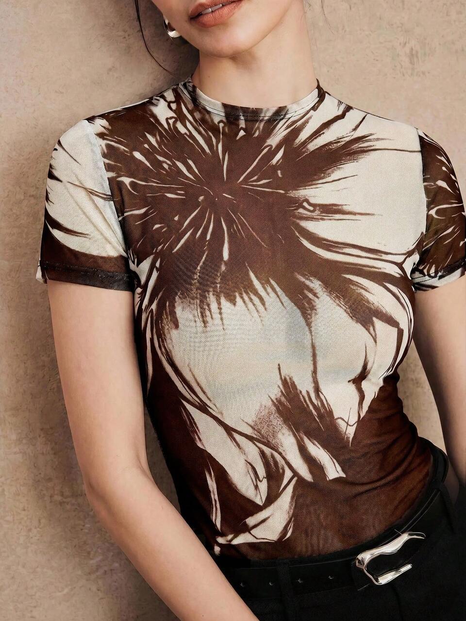 Camiseta elegante de corte ceñido con cuello simulado negro para mujer, manga corta, top de malla con estampado retro de alta gama