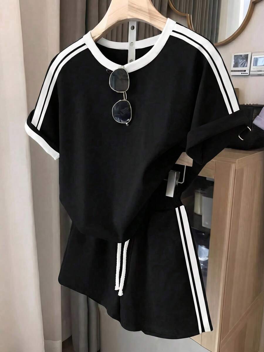 SHEIN 青少年女孩 T 恤套裝,2 件組,黑白針織休閒寬鬆版型,美式英文標語印花圓領短袖 T 恤與印花短褲,適合夏季與街頭運動 - 黑與白 - 查看 1
