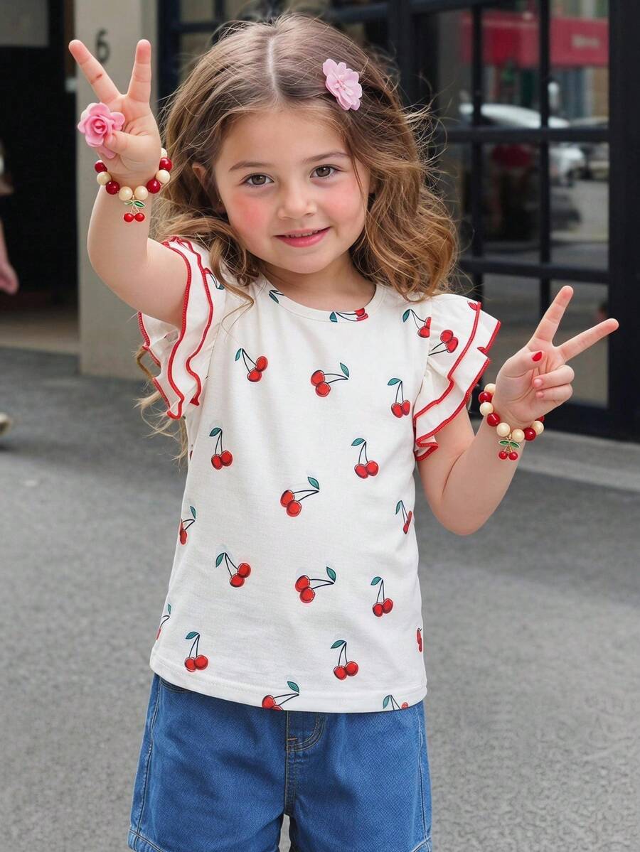 SHEIN Genkimix Kids Áo thun ngắn tay in hình quả anh đào cho bé gái, tươi tắn và năng động, cổ tròn với hai lớp bèo nhún ở vai, viền đỏ, ngọt ngào và tràn đầy năng lượng, thích hợp cho các hoạt động đi chơi và vui chơi hàng ngày. - Đỏ và trắng - Xem 1