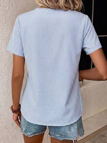 Louniche Blusa de mujer con cuello en V, rayas azules y blancas, manga corta, cintura ajustada, top casual minimalista de estilo costero, camisa de verano, ropa de playa para vacaciones - Azul y blanco - Ver 2