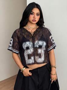 Coolane 女款大尺碼夏季運動休閒基本款 Y2K 數字圖案對比蕾絲 V 領寬鬆版 T-Shirt 街頭風上衣 - 黑色 - 查看 5