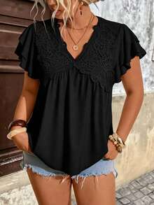 EMERY ROSE Camiseta de moda para mujer de talla grande con unicolor, contraste de encaje y mangas con volantes - Negro - Ver 1