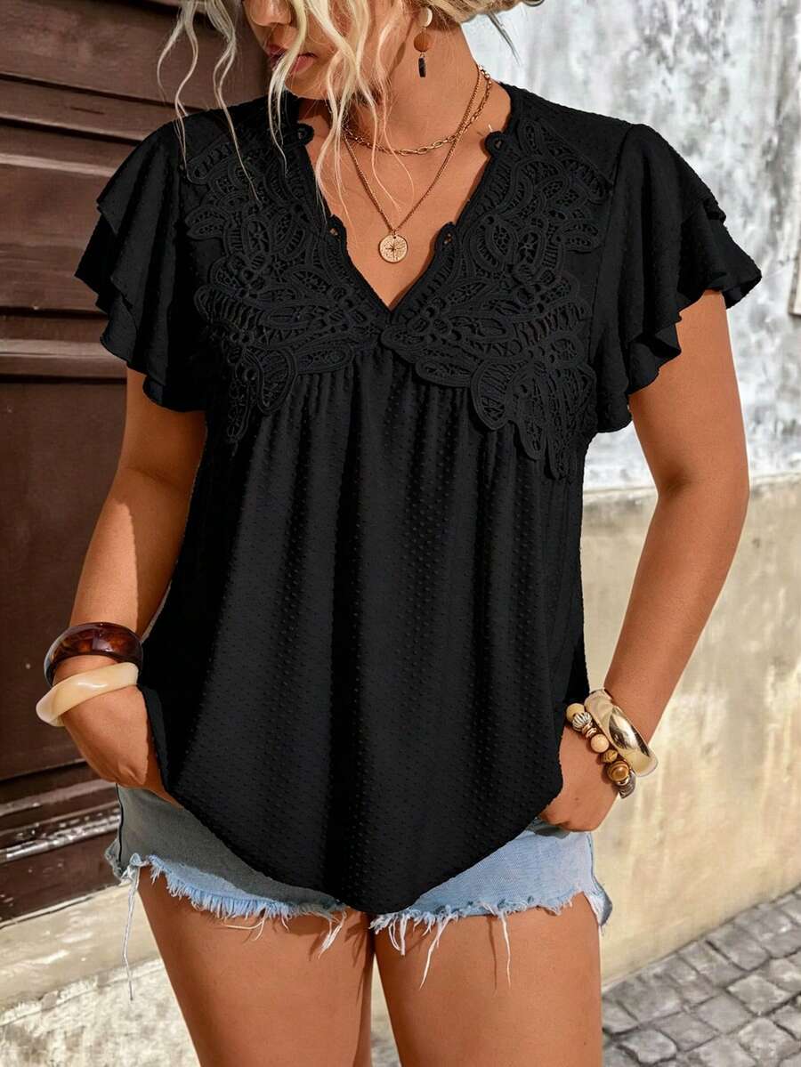 EMERY ROSE Camiseta de moda para mujer de talla grande con unicolor, contraste de encaje y mangas con volantes - Negro - Ver 1