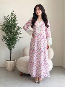 Al Najma V領袖口雪紡蕾絲拼接粉色印花洋裝附頭巾 - 彩色 - 查看 4