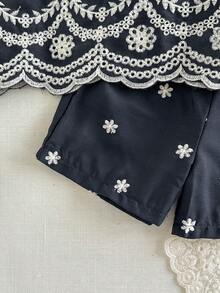 SHEIN Playful Pals 女婴藏蓝色无袖上衣，镂空爱心蝴蝶结设计，刺绣面料，时尚优雅，夏季儿童套装，搭配蕾丝遮阳帽，适合度假和通勤。 - 寶藍色 - 查看 6