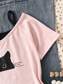 SHEIN 青少年女孩時尚休閒 2 合 1 街頭風 T-Shirt，這款 T-Shirt 適合打造時尚造型，正面印有貓咪圖案，露肩短袖設計，適合夏季娛樂與休閒活動、購物和拍照。 - 粉色 - 查看 5