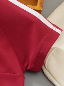 SHEIN 幼童兒童2件組POLO短袖上衣套裝，兒童服飾套裝，整體淺米色，休閒風格，半拉鍊高領設計，側面黑色條紋裝飾，附贈配套斜背小包，包包與衣服均有黑馬圖案，下身為慢跑長褲，側面同樣有黑色條紋，整體簡約時尚，適合日常穿著 - 酒紅色 - 查看 4