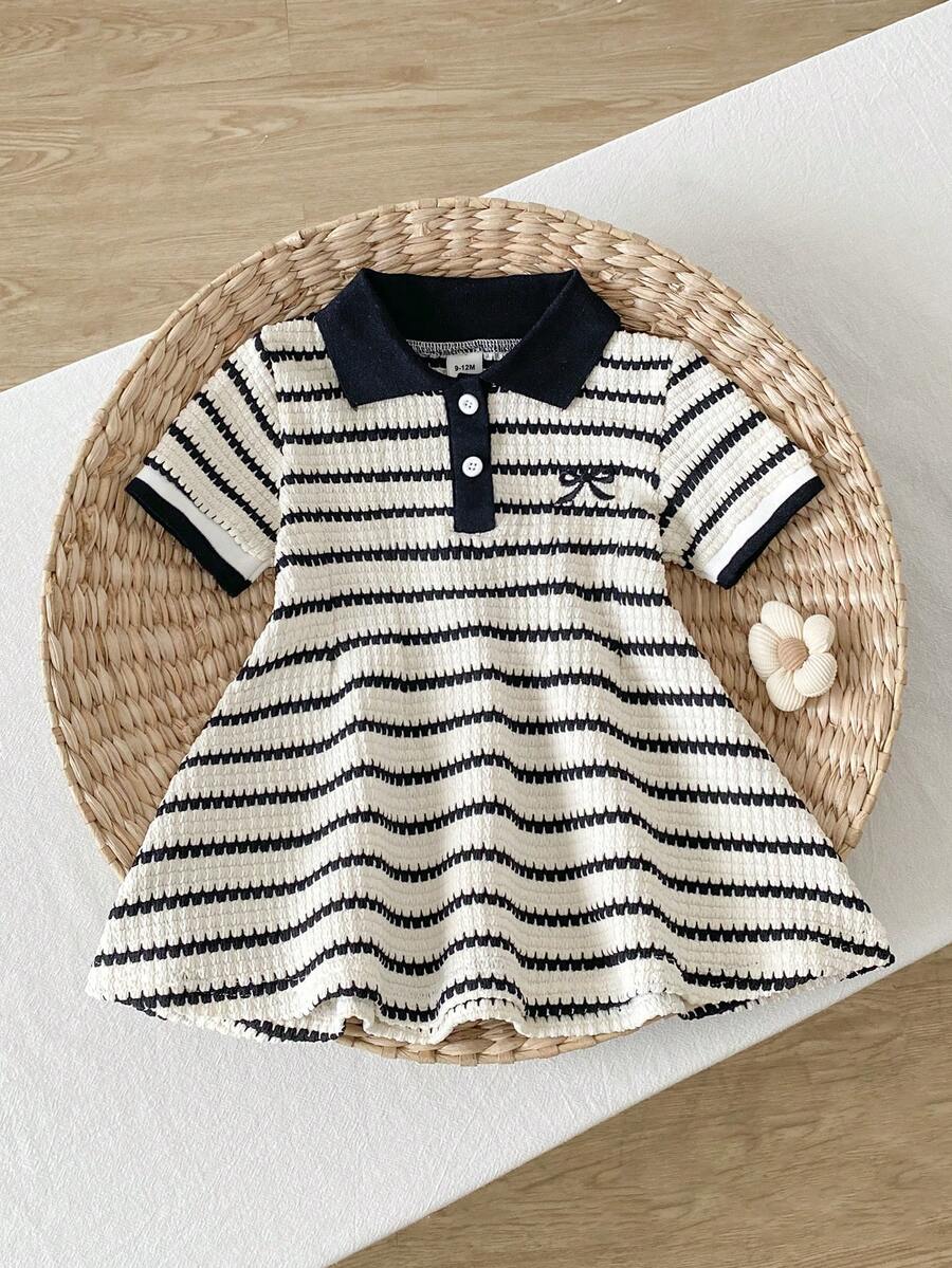 SHEIN Playful Pals 女嬰刺繡蝴蝶結條紋黑白羅紋領羅紋袖短袖休閒洋裝，適合居家休閒、戶外運動與派對，日常出遊完美選擇，夏季百搭