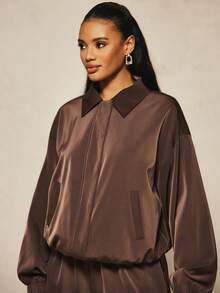MISSGUIDED Jaqueta bomber de cetim X Carli Bybel com punhos e cintura canelados, gola com colarinho, corte oversized, casaco leve - Castanho Café - Ver 4