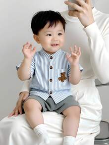 SHEIN Vintaside Kids 男嬰藍白條紋3D絨毛熊裝飾襯衫，時尚休閒度假POLO領短袖上衣，適合夏季出遊 - 白色 - 查看 6