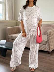Dazy Maternity طقم نسائي من قطعتين للحمل، ملابس علوية بيضاء فضفاضة بأكمام قصيرة وبنطال طويل بنقشة زهور صغيرة متكررة، ملابس منزلية يومية للربيع والصيف - أبيض - مشاهدة 4