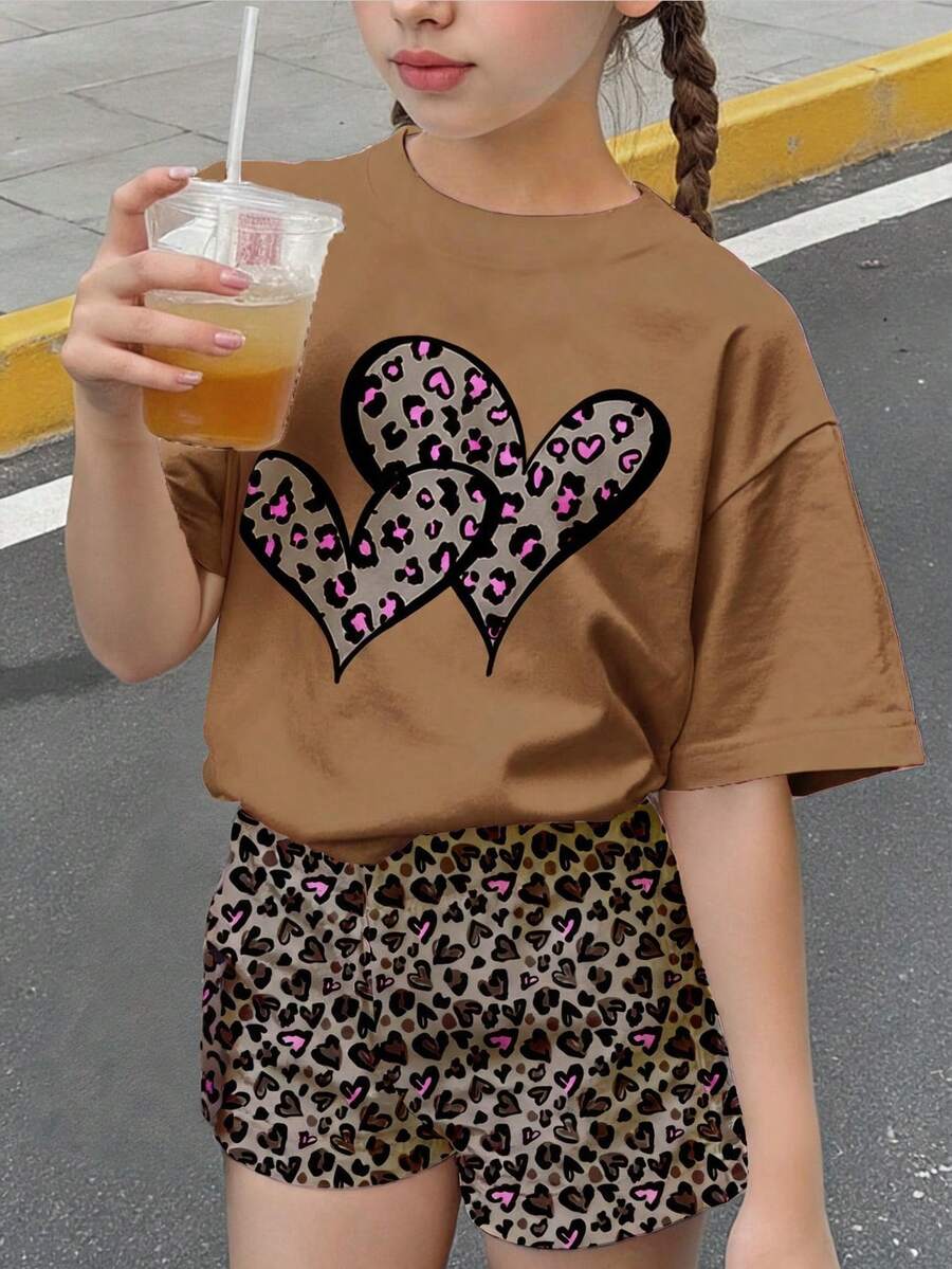 棕色心形豹紋,可愛甜美復古豹紋心形圖案印花,青少年女孩休閒簡單圓領寬鬆短袖T恤休閒短褲套裝2件組,適合春夏季日常、旅行、穿搭、度假、戶外、農場、放鬆休閒,女孩套裝,時尚女孩,休閒穿著,春夏季時尚,隨性風格,輕鬆時髦,休閒氛圍穿搭,女孩風格 - 彩色 - 查看 1