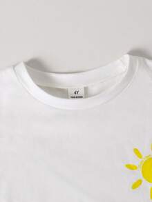 SHEIN Playful Pals 2件/套 幼童男童休閒時尚舒適圖案印花圓領落肩上衣與條紋印花短褲，適合春/夏季、戶外玩耍、日常百搭、柔軟夏季衣物、度假 - 黃色 - 查看 5