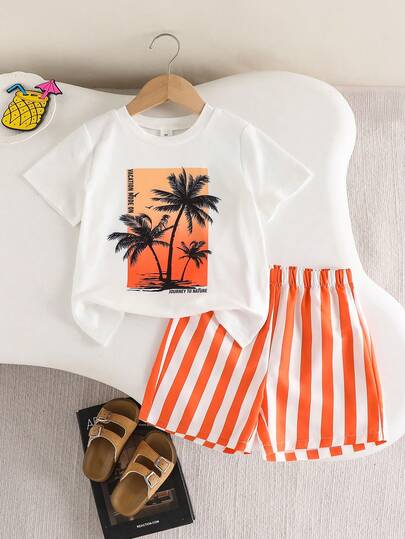 SHEIN Streecool Kids Bộ 2 món áo thun cổ tròn ngắn tay in slogan dừa và quần short phong cách thường ngày cho bé trai, phù hợp mặc hằng ngày mùa hè, đi biển nghỉ lễ, trang phục mùa hè cho trẻ em