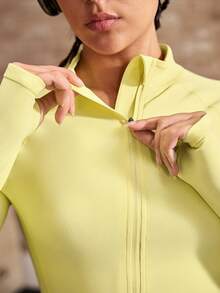 Powerista Jaqueta Esportiva Amarela Slim Fit com Gola Alta, Manga Longa e Abertura para o Polegar - Amarelo - Visão 10