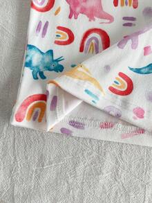Set Pakaian Santai Bayi Perempuan Lucu dan Ceria dengan Motif Awan Pelangi dan Dinosaurus Berwarna-warni di Seluruh Permukaan, Atasan Lengan Pendek Leher Bulat Pink dengan Tali Serut dan Celana Panjang, Nyaman, Pas di Badan, Terbuat dari Kain Bergaris Elastis Tinggi. - Berwarna merah muda - View 5