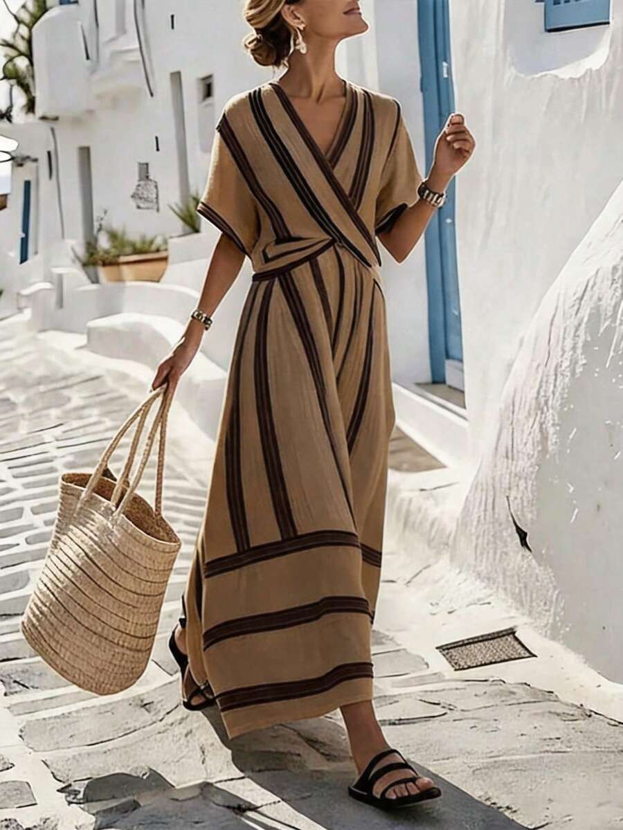 SHEIN Tall 夏季新品:V領時尚洋裝-短袖、對比寬窄條紋、寬鬆長版剪裁。這件法式復古單品融合度假魅力與職場優雅,修身顯瘦A字版型,適合高個女性 - 棕色 - 查看 1