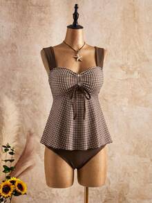 SHEIN Swim 女款復古甜美/法式鄉村風兩件式比基尼套裝：棕色與白色格紋印花上衣，配有方領、寬肩帶、抽褶胸部設計及繫帶細節，下擺為喇叭A字型；搭配純色泳褲。適合度假與海灘穿著。 - 彩色 - 查看 7