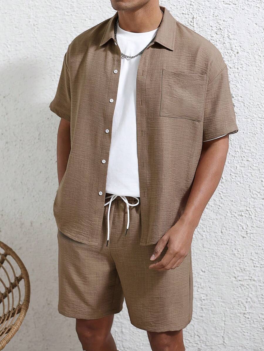 Manfinity Homme 男士休闲日常海滩度假风,INS爆款单品:经典畅销仿亚麻面料碎花纹理棕色短袖衬衫短裤套装,纽扣开襟。亲肤透气,海滩度假的完美之选,也是送给男朋友或老公的绝佳礼物。男士短裤套装,男士两件套服装 - 咖啡棕 - 查看 1