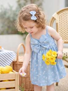SHEIN Vintaside Kids 女嬰時尚優雅可愛休閒簡約刺繡藍色細肩帶洋裝，舒適梭織面料膝長中長版 3D 大蝴蝶裝飾，春夏新款，適合生日派對、日常穿著、外出、度假與旅行 - 藍色 - 查看 5