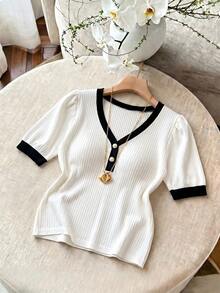 SHEIN Franclia Áo thun nữ dệt gân mới mùa hè, cổ chữ V tương phản, cúc ngọc trai, tay phồng, ôm sát tôn dáng, đa năng - Đen và trắng - Xem 1