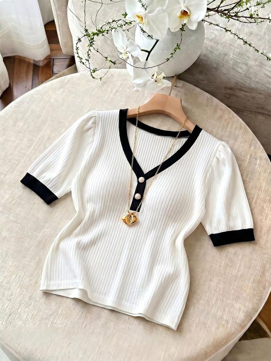 SHEIN Franclia Áo thun nữ dệt gân mới mùa hè, cổ chữ V tương phản, cúc ngọc trai, tay phồng, ôm sát tôn dáng, đa năng - Đen và trắng - Xem 1