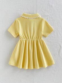 SHEIN Playful Pals 1件女嬰彼得潘領珍珠鈕扣前開短袖洋裝，淺黃色純色華夫格紋軟面料，駱駝刺繡可愛休閒百搭簡約清新時尚POLO領洋裝裙，適合夏季日常出遊、購物、週末公園、遊樂園、旅行、度假、拍照及各種室內/室外場合 - 黃色 - 查看 2