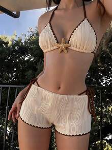 Swim Mod 新款女款三件式泳衣套裝，夏季海灘與海濱百搭熱銷款，米色與棕色拼接，特殊波浪紋理面料，掛脖可調式三角比基尼上衣配編織扇形邊緣與海洋之星金屬配件，可調側綁三角比基尼下褲，特殊面料男孩風剪裁配編織扇形邊緣，適合夏季海灘、泳池與度假穿著 - 彩色 - 查看 1