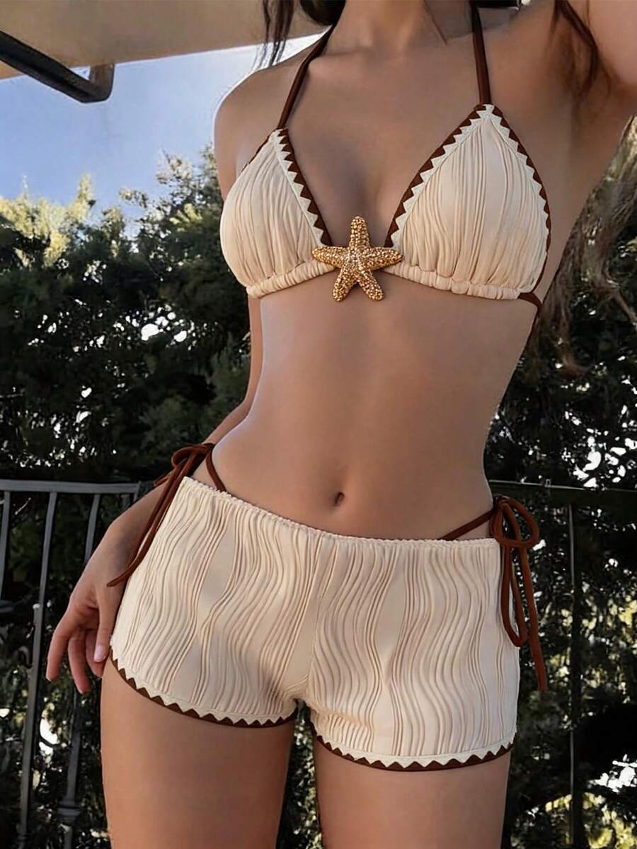 Swim Mod 新款女款三件式泳衣套裝,夏季海灘與海濱百搭熱銷款,米色與棕色拼接,特殊波浪紋理面料,掛脖可調式三角比基尼上衣配編織扇形邊緣與海洋之星金屬配件,可調側綁三角比基尼下褲,特殊面料男孩風剪裁配編織扇形邊緣,適合夏季海灘、泳池與度假穿著 - 彩色 - 查看 1