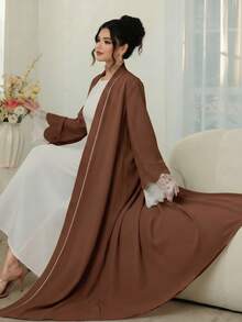 Al Najma Abayas con pechera de color contrastante y decoración de pétalos, puños de encaje emendados - Café integral - Ver 7