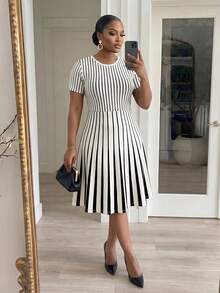 SHEIN Lady CURVE 大尺碼女款圓領短袖洋裝 - 黑與白 - 查看 4