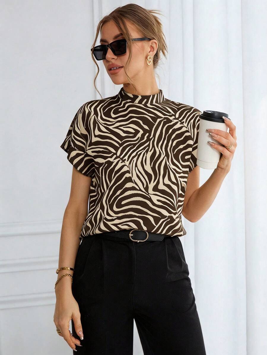 SHEIN Essnce Kemeja Wanita Kerah Tegak Kecil Motif Zebra Cokelat Cocok untuk Pakaian Sehari-hari, Hari Guru, Kantor, Musim Panas, dan Elegan - Coklat - View 1