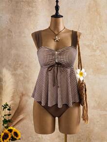 SHEIN Swim 女款復古甜美/法式鄉村風兩件式比基尼套裝：棕色與白色格紋印花上衣，配有方領、寬肩帶、抽褶胸部設計及繫帶細節，下擺為喇叭A字型；搭配純色泳褲。適合度假與海灘穿著。 - 彩色 - 查看 6