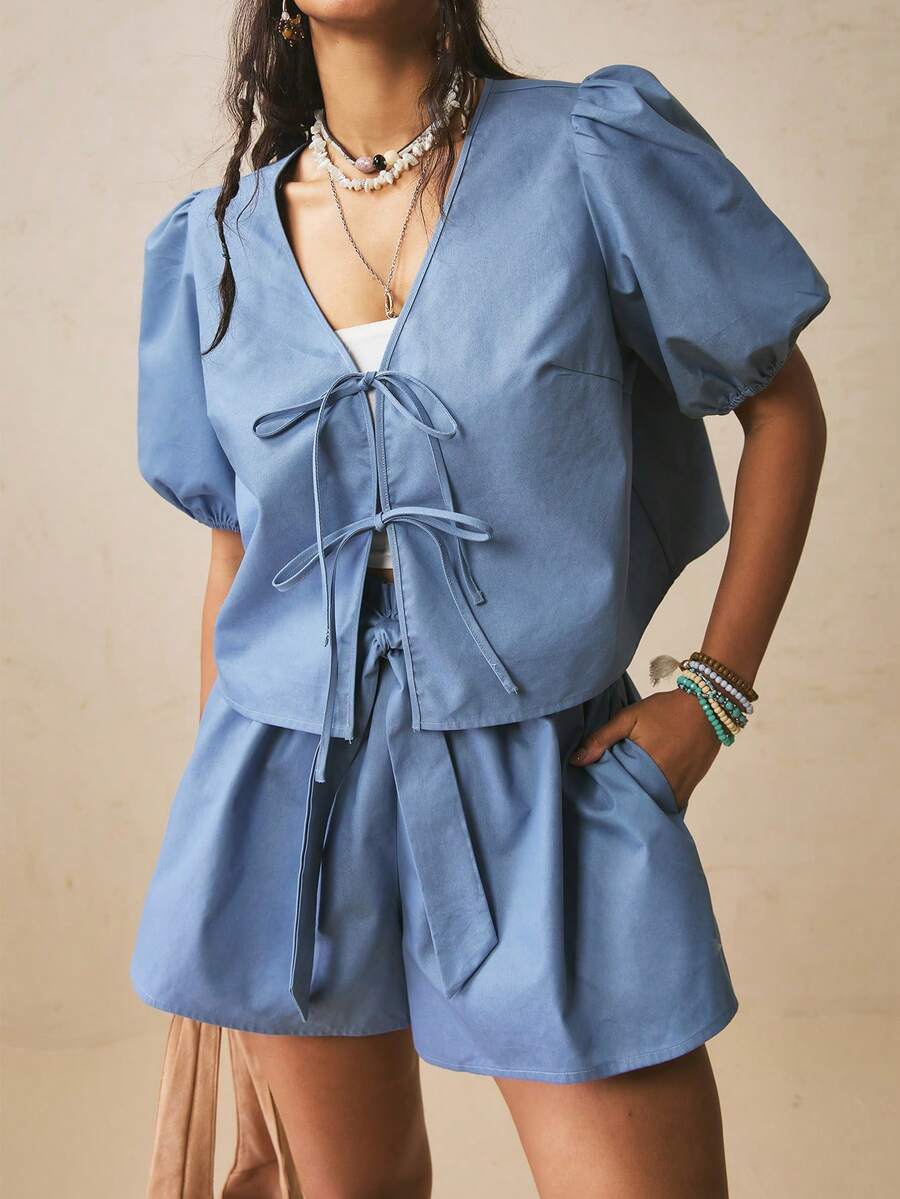 Freevana 女款大尺碼泡泡袖上衣與短褲兩件套,純藍色,前綁帶蝴蝶結,可愛襯衫與綁帶口袋短褲,春夏套裝 - 藍色 - 查看 1