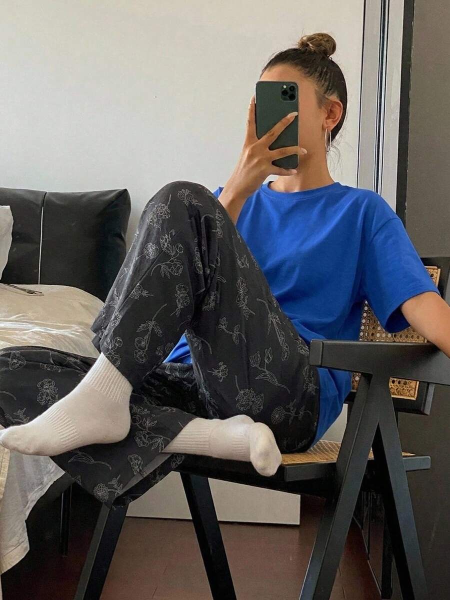 Livesso 2pcs/Set Women's Pajama Set, Solid Color Loose T-Shirt Top & Floral Line Drawing Print Pajama Pants - Royal Blue - View 1
