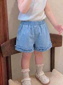 女嬰與幼童休閒甜美度假風時尚設計，個性化極簡基本款彈性腰帶假口袋荷葉邊寬鬆牛仔短褲，柔軟舒適棉質牛仔效果，適合日常穿著 - 淺色水洗藍 - 查看 10