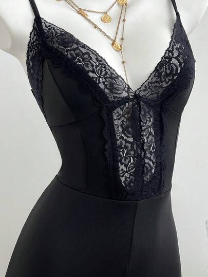 Elamini Macacão curto feminino sexy e vanguardista para primavera, verão e outono, estilo commuter, em malha preta com patchwork de renda, decote baixo, ombros à mostra, costas nuas, corte slim e cintura marcada