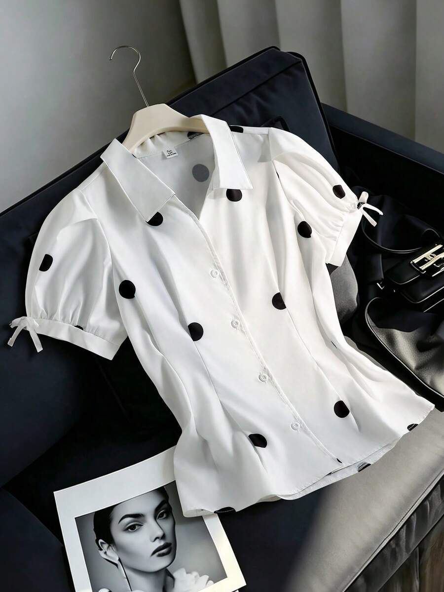 SHEIN Explorewe 這款青少年女孩波點短袖襯衫展現復古法式甜美風格,搭配吸睛的經典大黑白波點。它有翻領和泡泡短袖,袖口裝飾俏皮蝴蝶結。彈性抽褶腰部形成優雅的荷葉邊下擺。將復古魅力與青春活力融合,非常適合外出、度假等場合 - 白色 - 查看 1