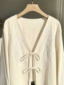 Comfortcana 大尺碼女款秋冬花卉刺繡前綁帶長袖襯衫，適合婚禮賓客、早午餐、派對、度假，全白 1950s 休閒可愛風 - 杏色 - 查看 3