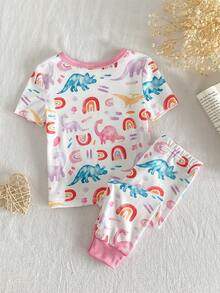 Set Pakaian Santai Bayi Perempuan Lucu dan Ceria dengan Motif Awan Pelangi dan Dinosaurus Berwarna-warni di Seluruh Permukaan, Atasan Lengan Pendek Leher Bulat Pink dengan Tali Serut dan Celana Panjang, Nyaman, Pas di Badan, Terbuat dari Kain Bergaris Elastis Tinggi. - Berwarna merah muda - View 2