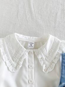 SHEIN Playful Pals 2件組女嬰米白色大領蕾絲飾邊鈕扣燈籠袖襯衫 + 水洗淺藍色愛心口袋碎花牛仔吊帶褲，休閒可愛甜美時尚優雅韓風套裝，適合夏季日常穿著、購物、上學、旅行、度假、公園及遊樂園 - 藍色 - 查看 5