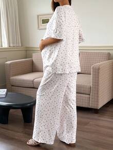 Dazy Maternity طقم نسائي من قطعتين للحمل، ملابس علوية بيضاء فضفاضة بأكمام قصيرة وبنطال طويل بنقشة زهور صغيرة متكررة، ملابس منزلية يومية للربيع والصيف - أبيض - مشاهدة 2