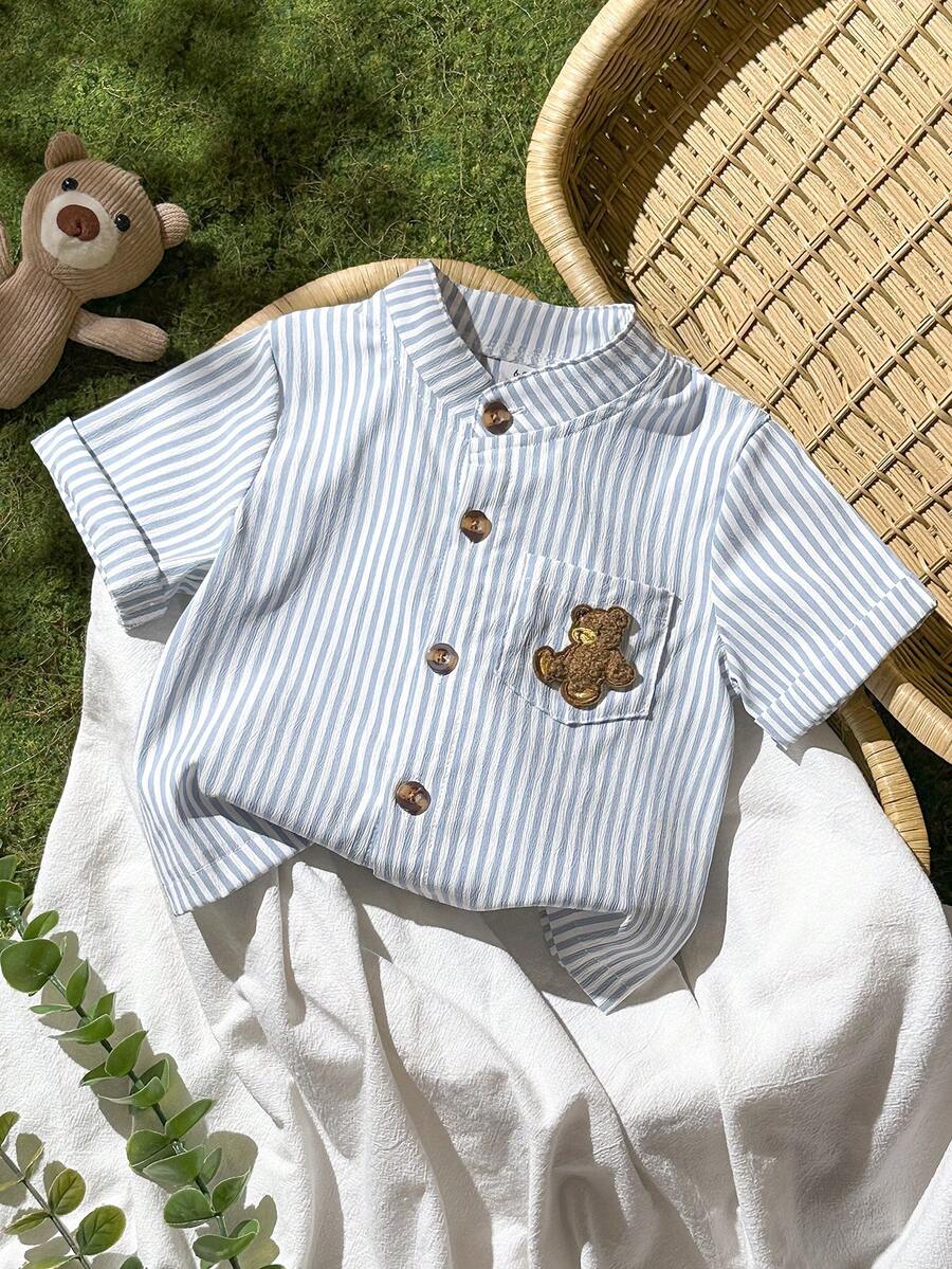 SHEIN Vintaside Kids 男嬰藍白條紋3D絨毛熊裝飾襯衫，時尚休閒度假POLO領短袖上衣，適合夏季出遊