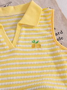 SHEIN Sparklyn Tween女孩夏季新款休閒甜美可愛檸檬刺繡條紋POLO無袖上衣 + 波浪下擺淺藍色牛仔短褲2件套，復古清新百搭日常穿著，夏季度假海灘週末度假氛圍，兒童節校園出遊早午餐約會田園風Tween女孩休閒套裝 - 黃色 - 查看 5