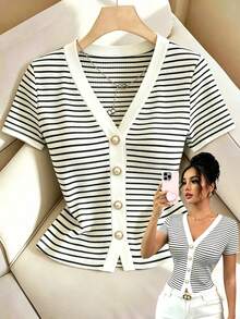 Elenzga Nueva camiseta casual elegante de manga corta con cuello en V acanalado, diseño de falso pliegue y ajuste ceñido para mujeres jóvenes - Blanco y Negro - Ver 1