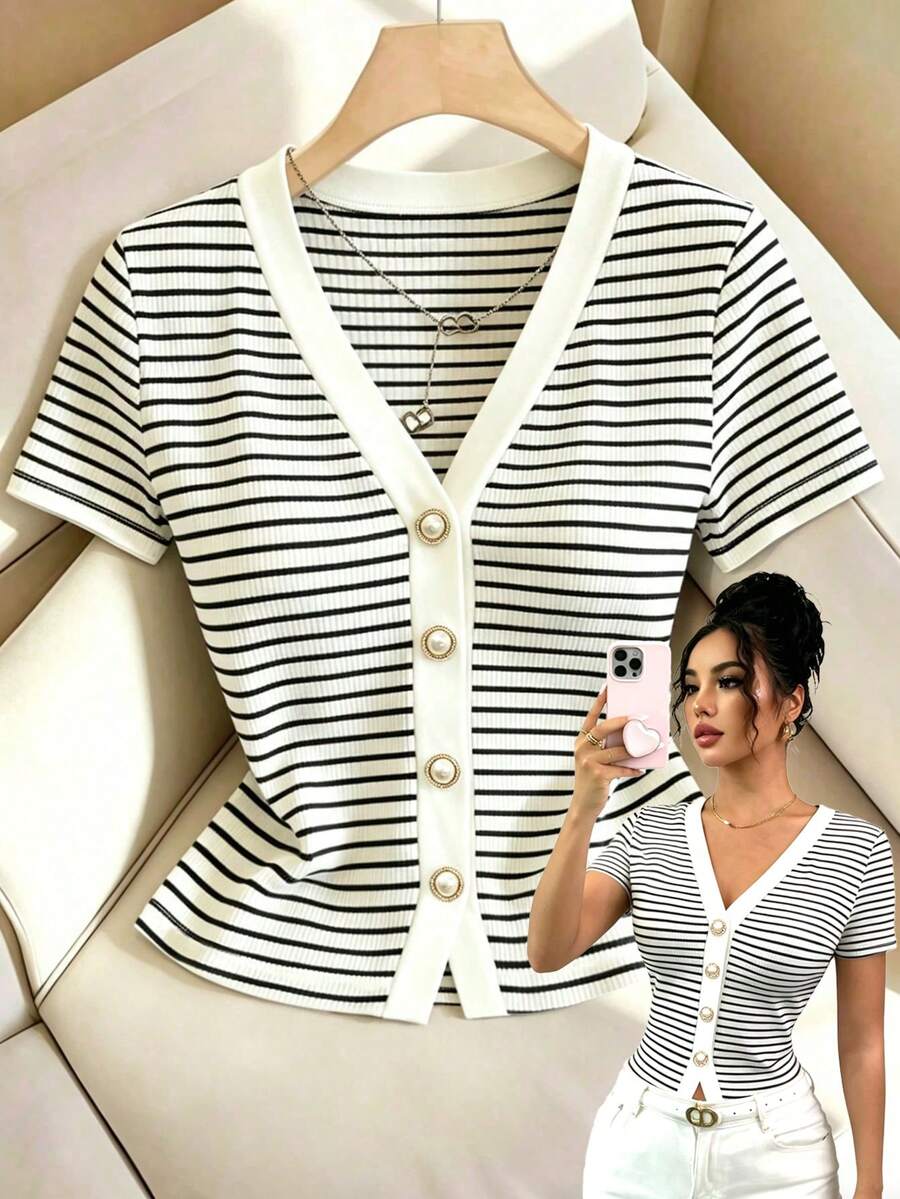 Elenzga Nueva camiseta casual elegante de manga corta con cuello en V acanalado, diseño de falso pliegue y ajuste ceñido para mujeres jóvenes - Blanco y Negro - Ver 1
