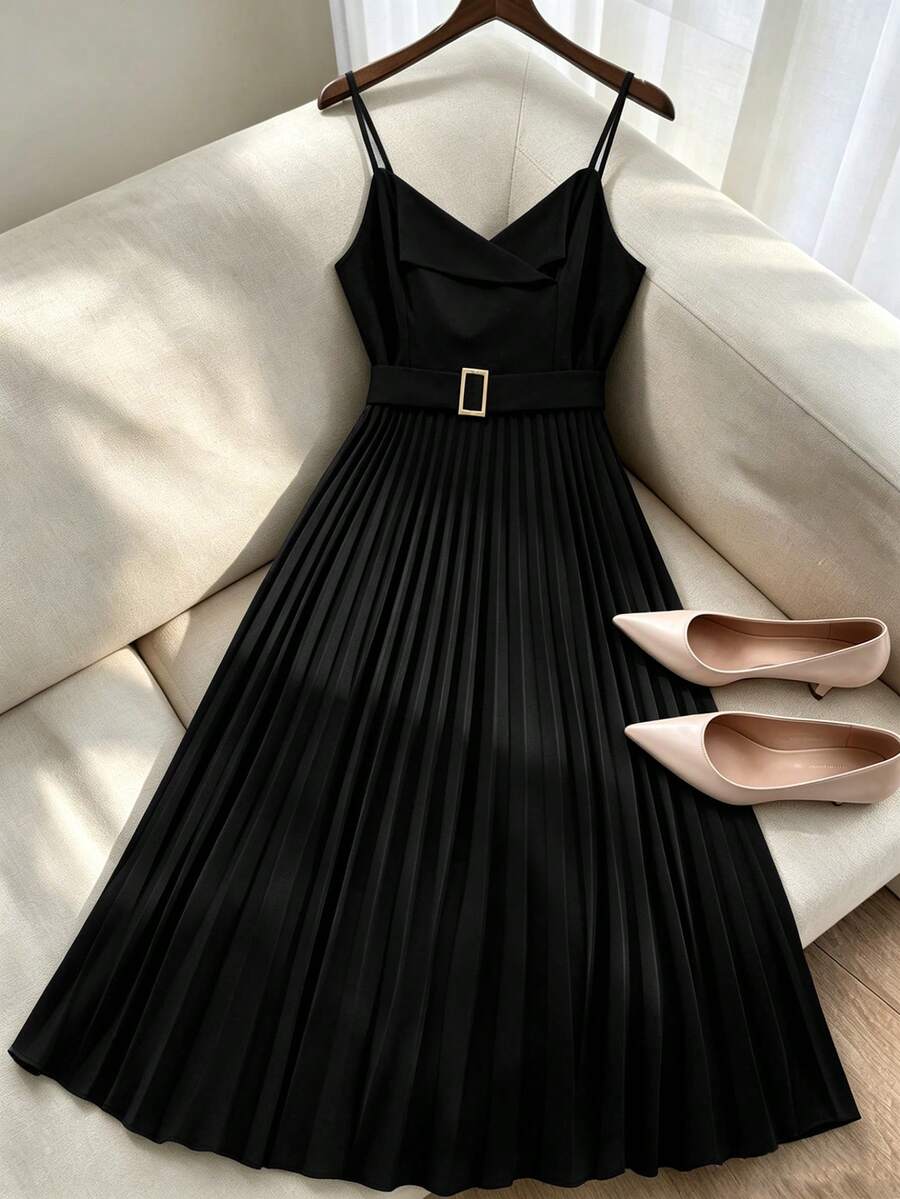 GlowEve CURVE Elegantes Cami-Kleid Große Größen für Damen mit einfarbigem Plissee-Saum - Schwarz - Übersicht 1