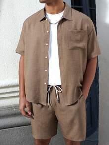 Manfinity Homme 男士休闲日常海滩度假风，INS爆款单品：经典畅销仿亚麻面料碎花纹理棕色短袖衬衫短裤套装，纽扣开襟。亲肤透气，海滩度假的完美之选，也是送给男朋友或老公的绝佳礼物。男士短裤套装，男士两件套服装 - 咖啡棕 - 查看 4